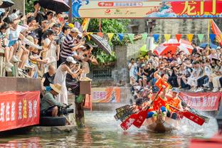 镜报：哈兰德与女友前往迪拜共度新年，并和拳击手约书亚见面